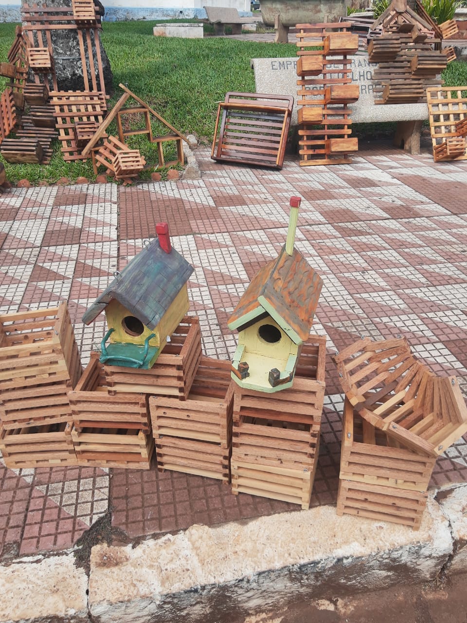 cachepô, painel, e casa de passáros