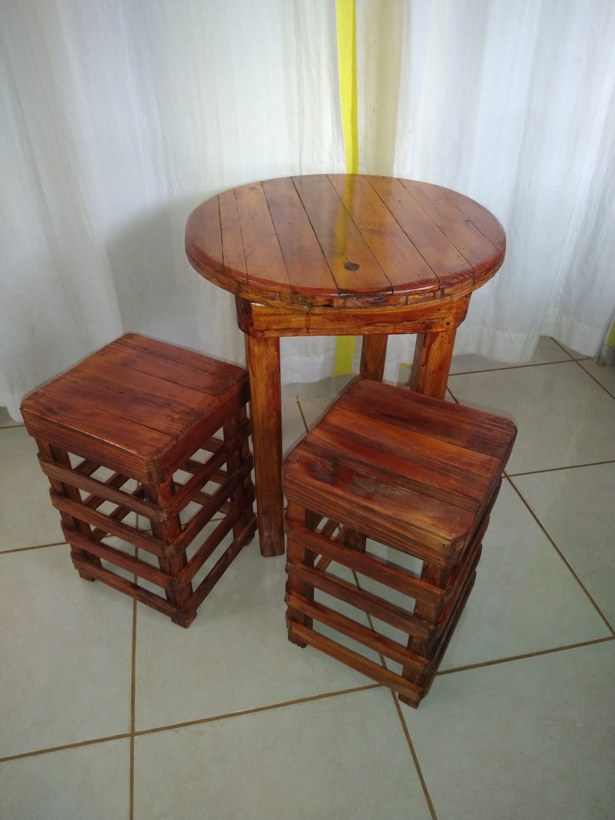 mesa com dois bancos