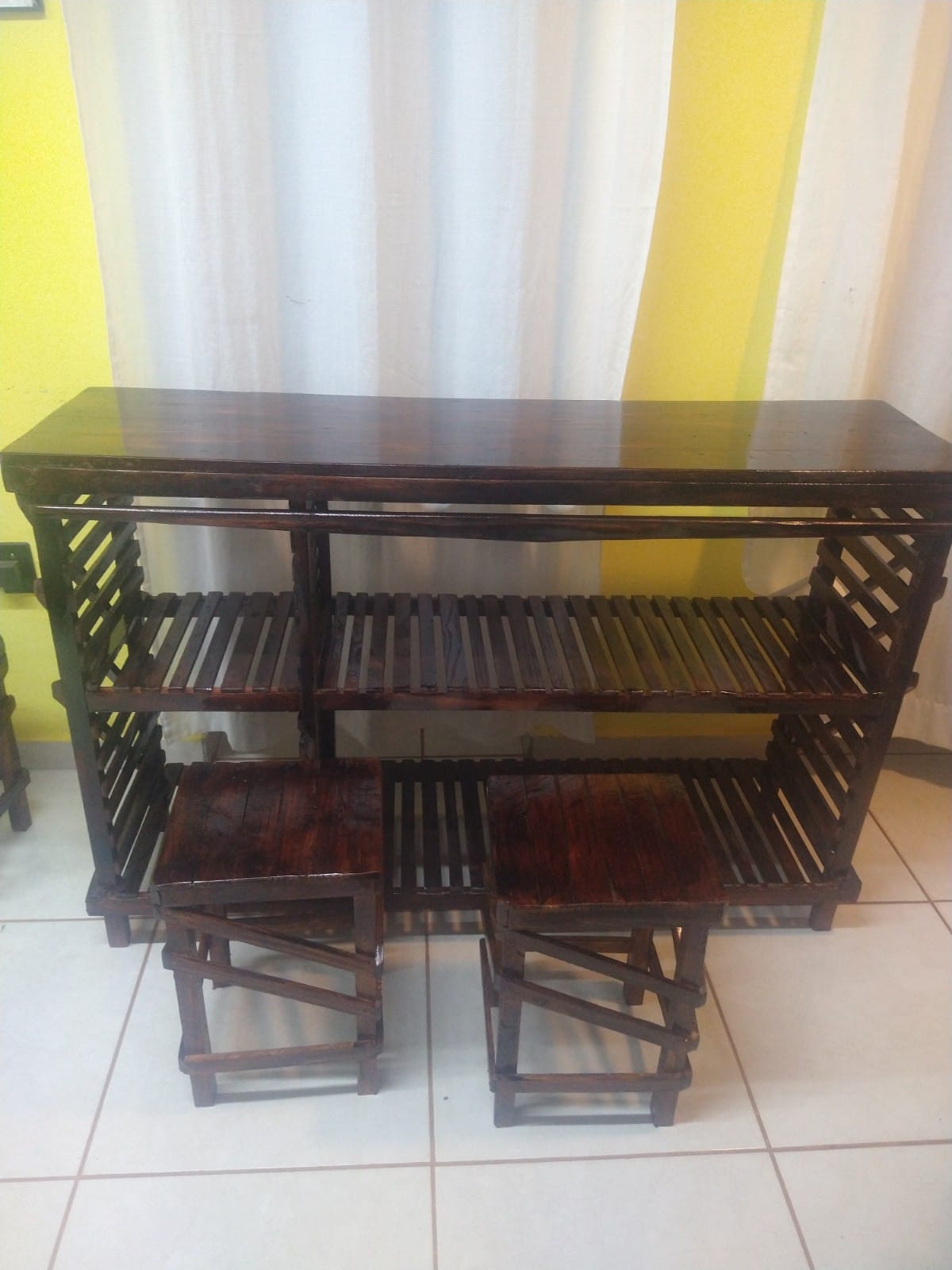 aparador com dois bancos